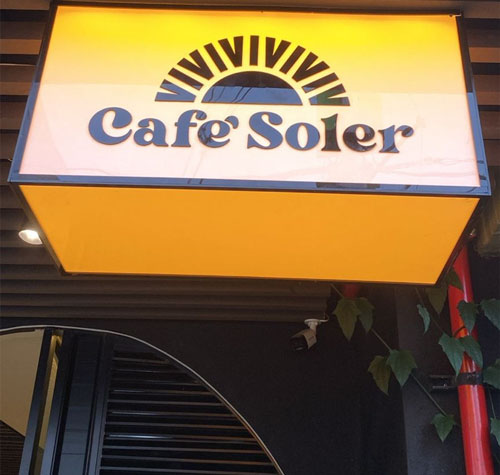 Aviso luminoso de Café Soler de día